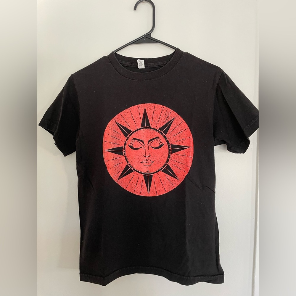 SLEEPING SUN Tee